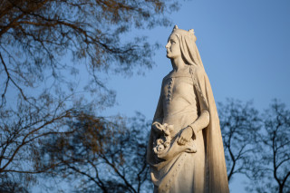 Szent Erzsébet szobra, Rózsák tere